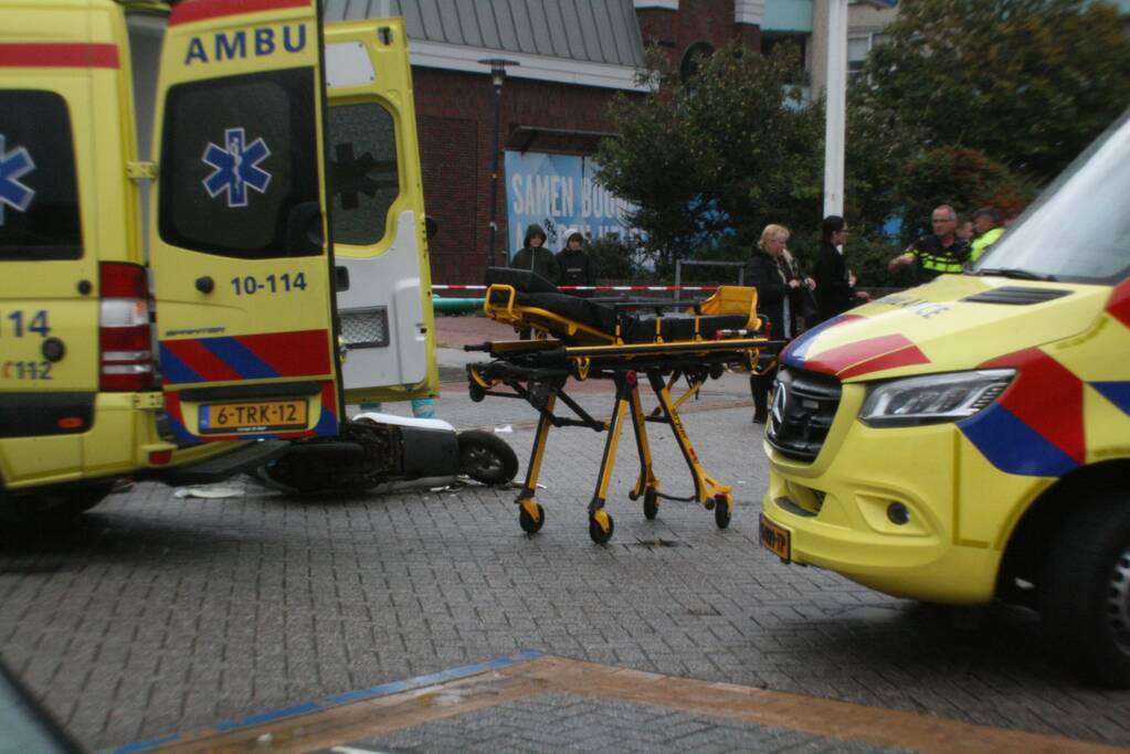 Scooterrijder zwaargewond bij ongeval op parkeerterrein