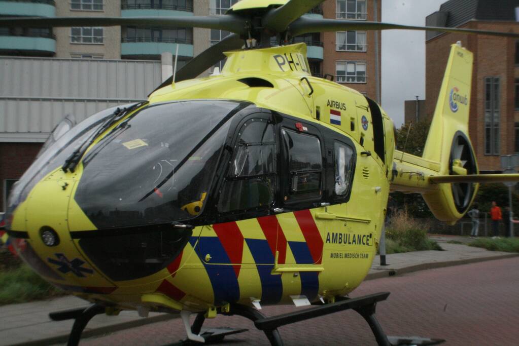 Scooterrijder zwaargewond bij ongeval op parkeerterrein