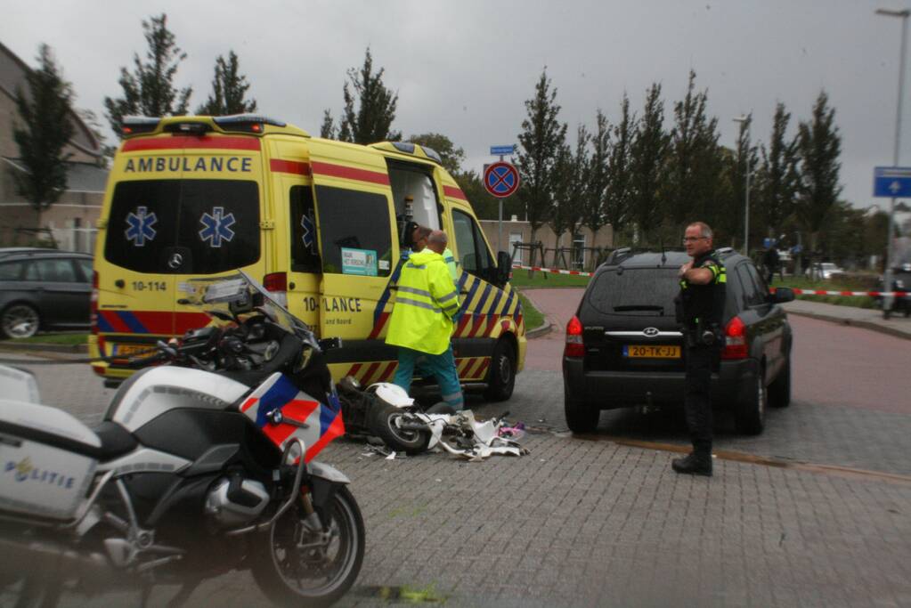 Scooterrijder zwaargewond bij ongeval op parkeerterrein