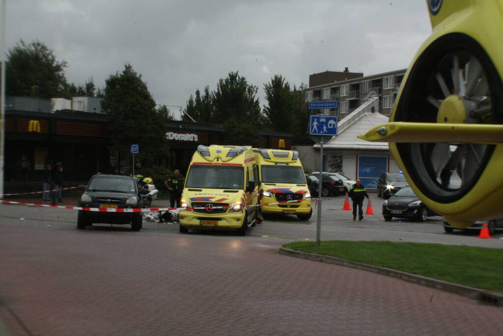 Scooterrijder zwaargewond bij ongeval op parkeerterrein