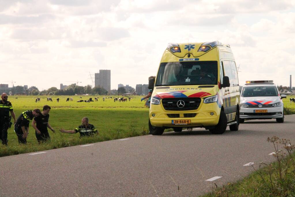 Motorrijder vliegt uit de bocht de greppel in