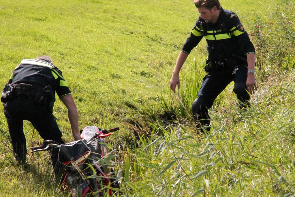 Motorrijder vliegt uit de bocht de greppel in