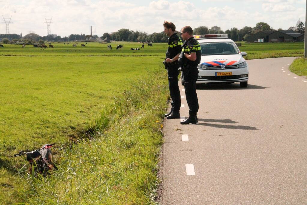 Motorrijder vliegt uit de bocht de greppel in