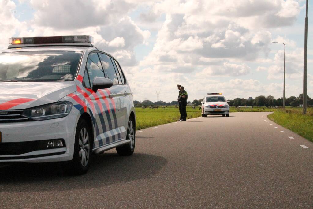 Motorrijder vliegt uit de bocht de greppel in