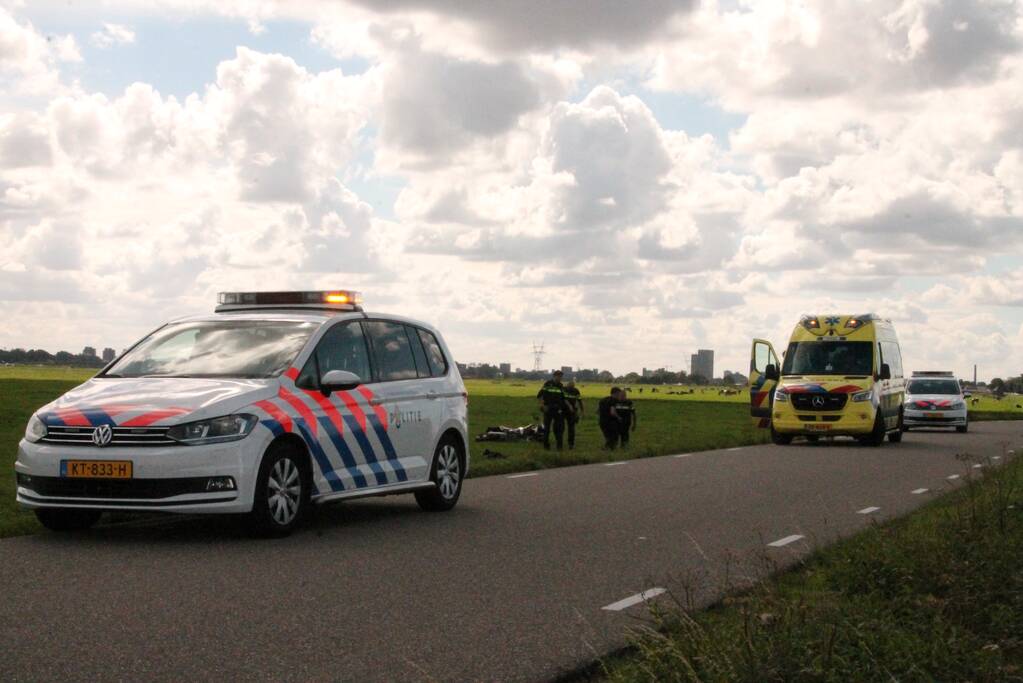 Motorrijder vliegt uit de bocht de greppel in