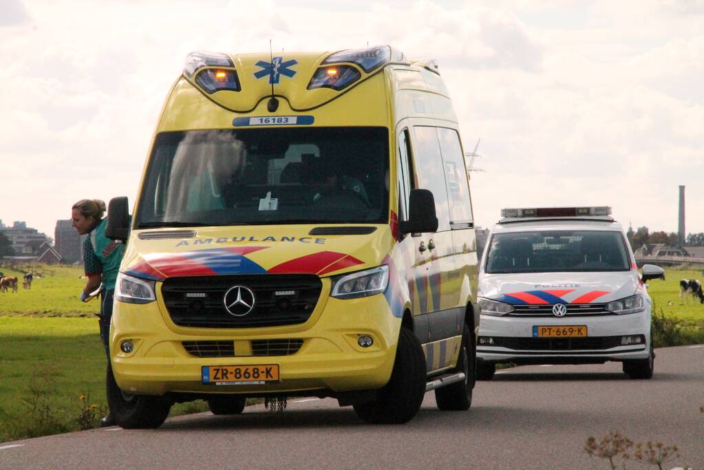 Motorrijder vliegt uit de bocht de greppel in