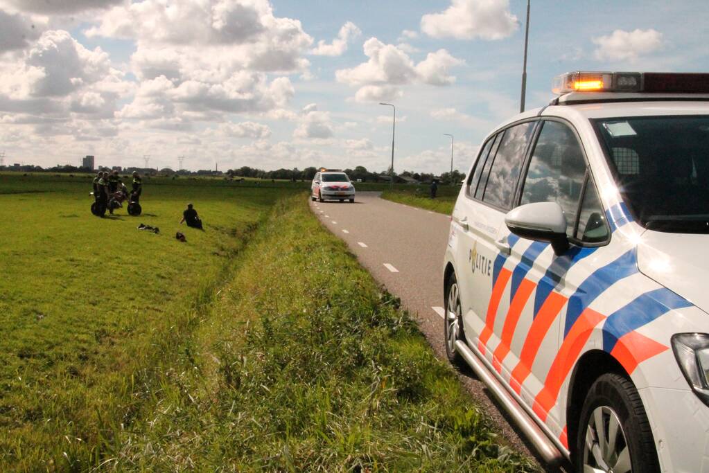 Motorrijder vliegt uit de bocht de greppel in