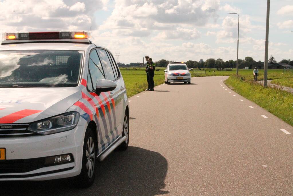 Motorrijder vliegt uit de bocht de greppel in