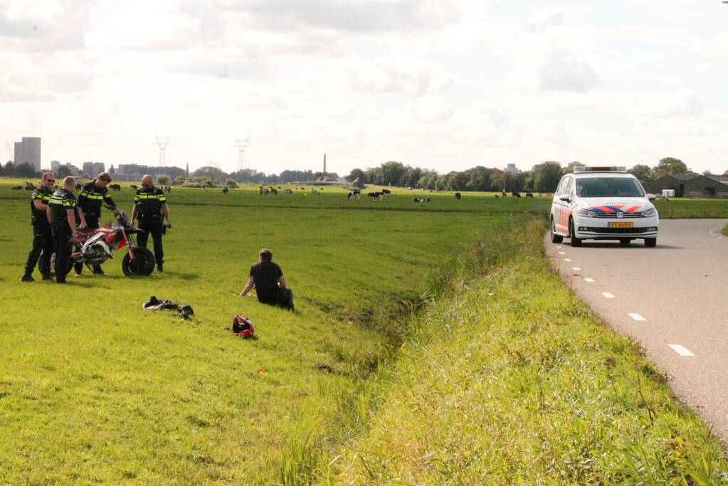 Motorrijder vliegt uit de bocht de greppel in