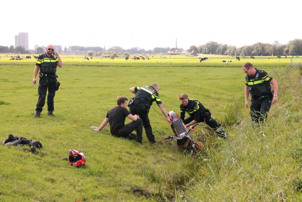Motorrijder vliegt uit de bocht de greppel in