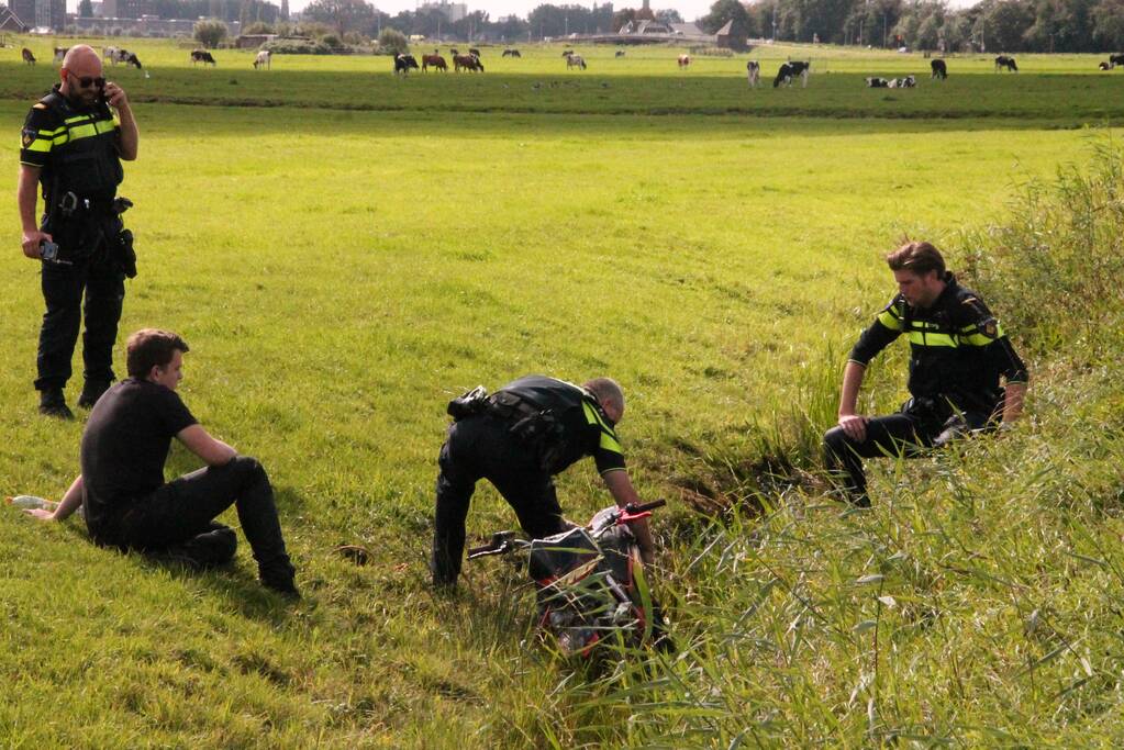 Motorrijder vliegt uit de bocht de greppel in