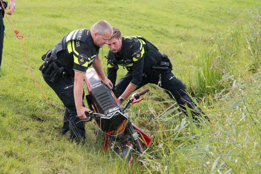 Motorrijder vliegt uit de bocht de greppel in