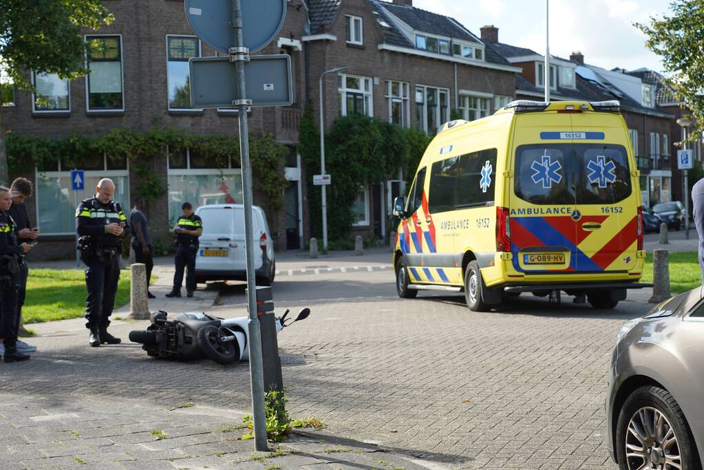 Scooterrijder gewond na botsing met auto