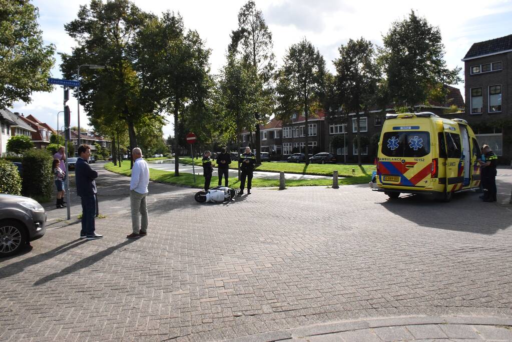 Scooterrijder gewond na botsing met auto