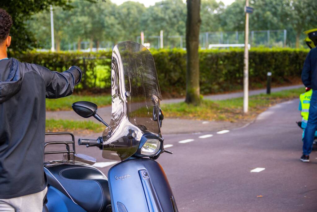 Vrouw gewond na botsing met scooterrijder