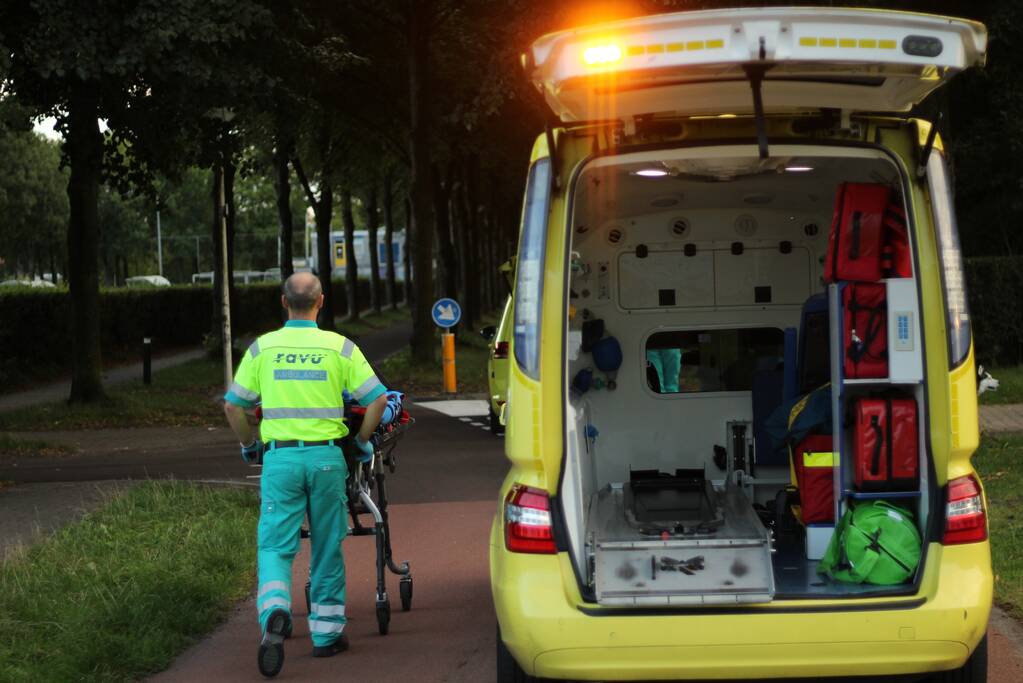 Vrouw gewond na botsing met scooterrijder