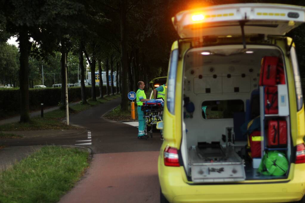 Vrouw gewond na botsing met scooterrijder