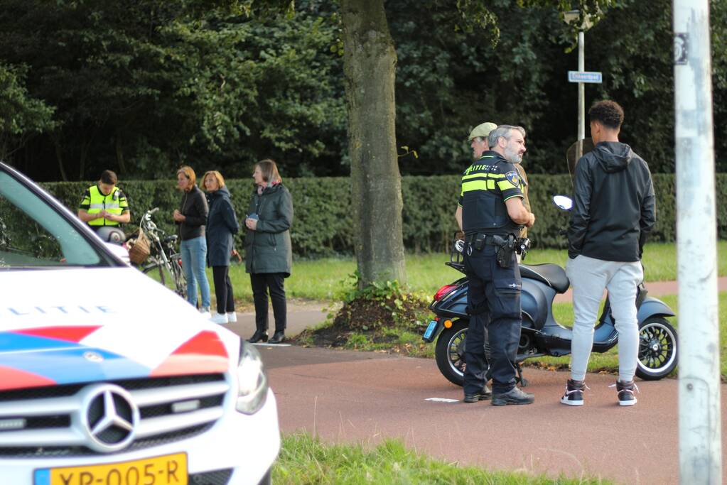 Vrouw gewond na botsing met scooterrijder