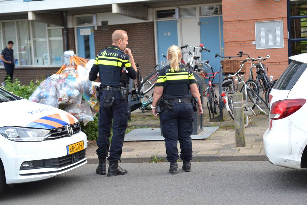 Twee personen met elkaar op de vuist