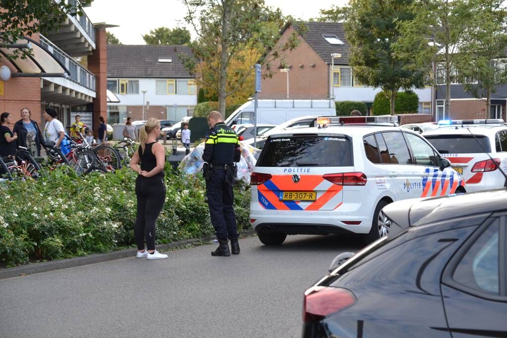 Twee personen met elkaar op de vuist