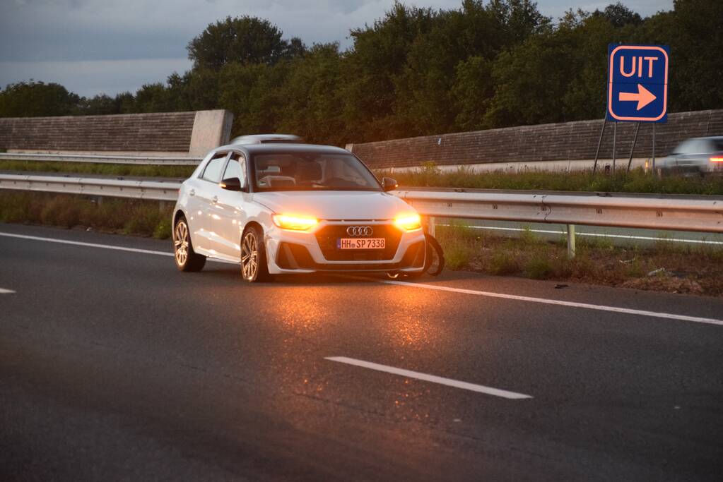 Twee auto's botsen op snelweg