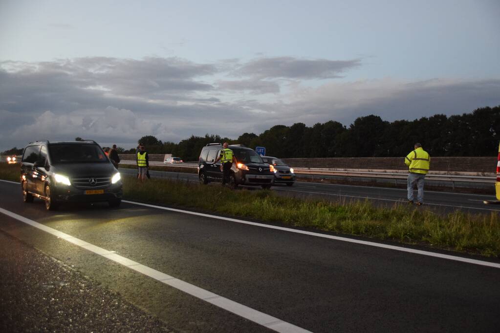 Twee auto's botsen op snelweg