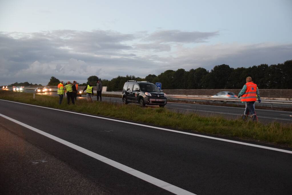 Twee auto's botsen op snelweg