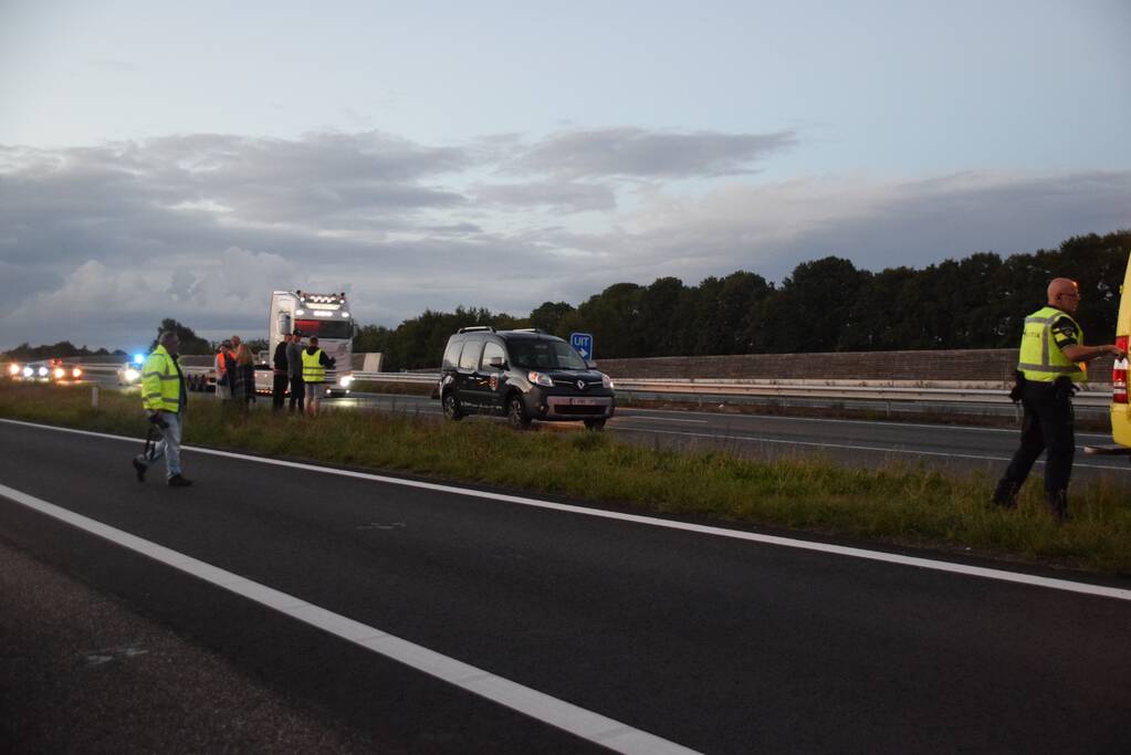 Twee auto's botsen op snelweg