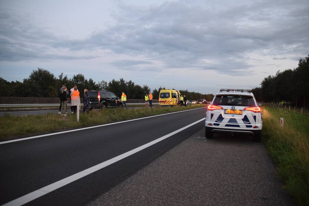 Twee auto's botsen op snelweg