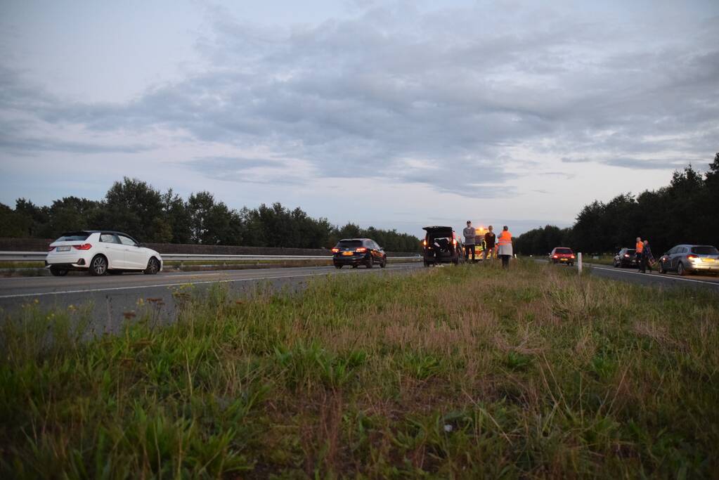 Twee auto's botsen op snelweg
