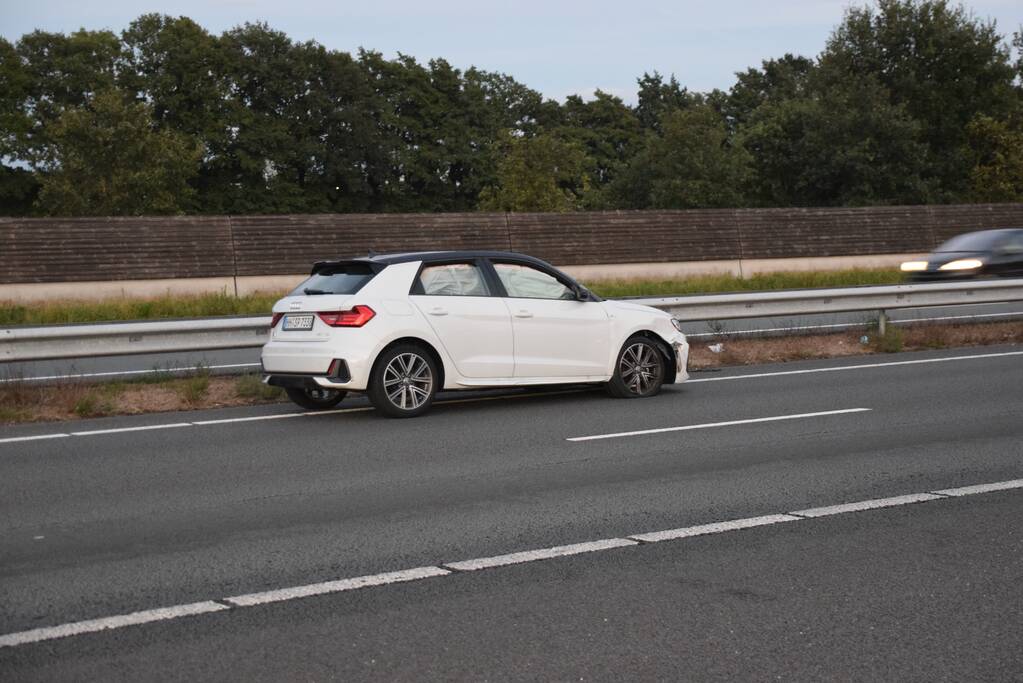 Twee auto's botsen op snelweg