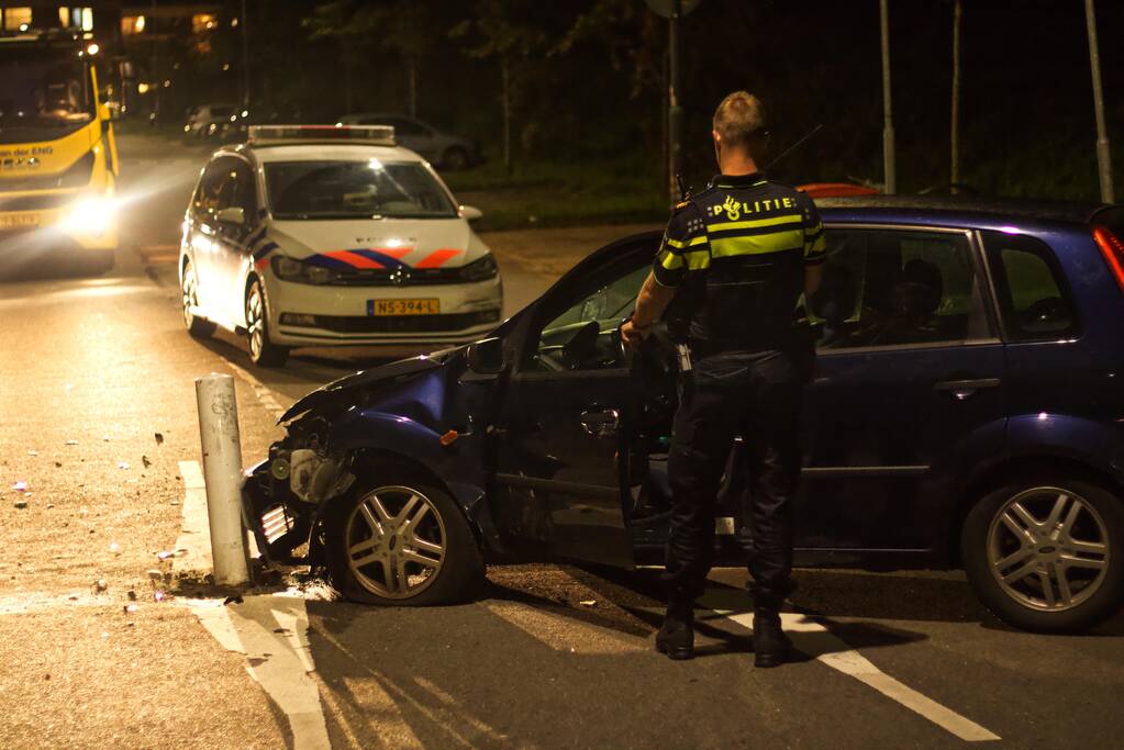 Auto rijdt tegen paal en voetganger