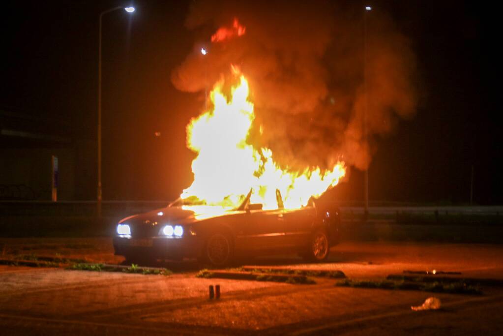 Auto totaal verwoest door brand