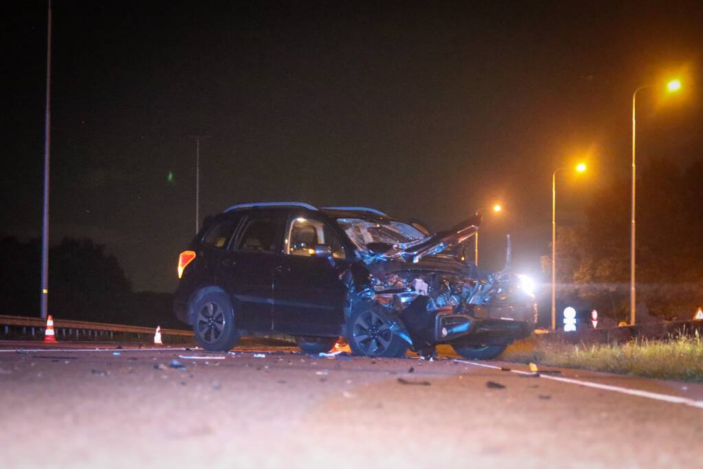 Forse schade na botsing tussen auto en vrachtwagen