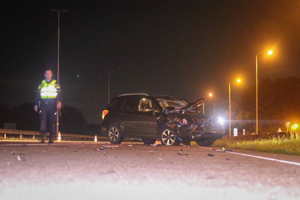 Forse schade na botsing tussen auto en vrachtwagen