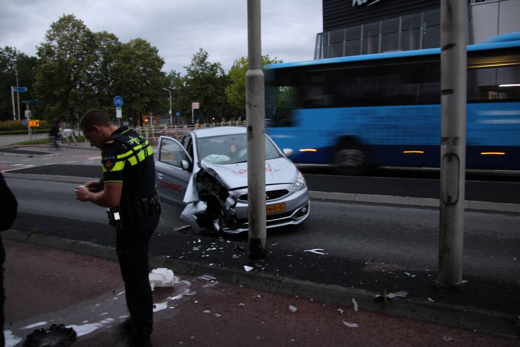 Auto in de kreukels na botsing met paal