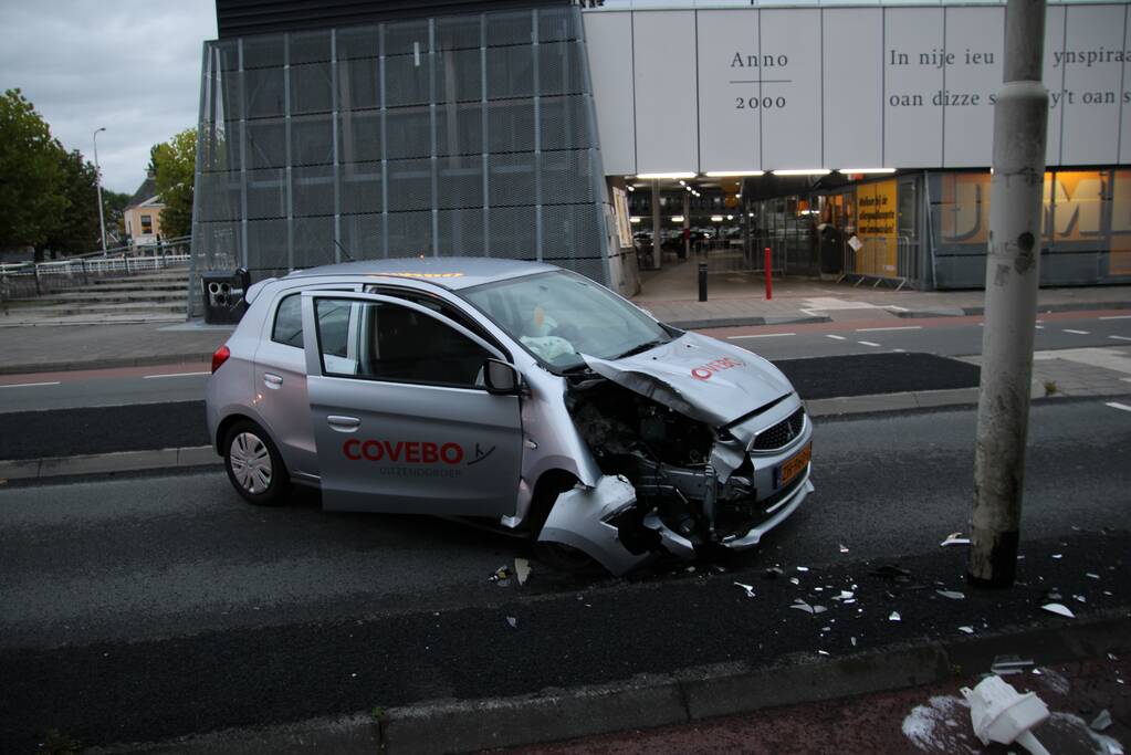 Auto in de kreukels na botsing met paal