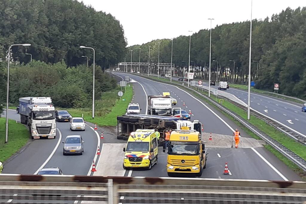 Vrachtwagen gekanteld op de snelweg