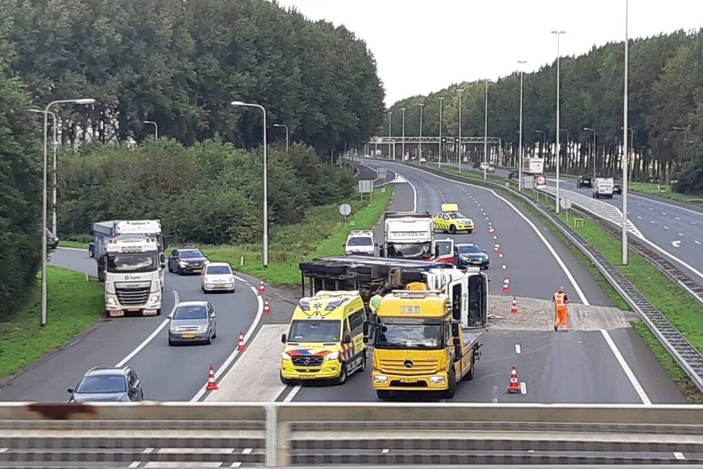 Vrachtwagen gekanteld op de snelweg