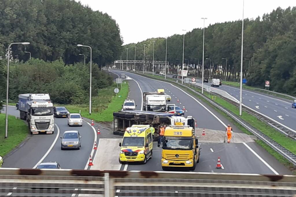 Vrachtwagen gekanteld op de snelweg