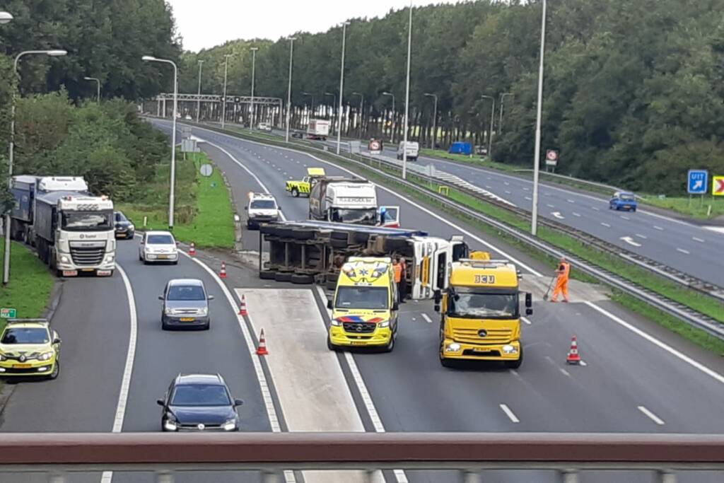 Vrachtwagen gekanteld op de snelweg