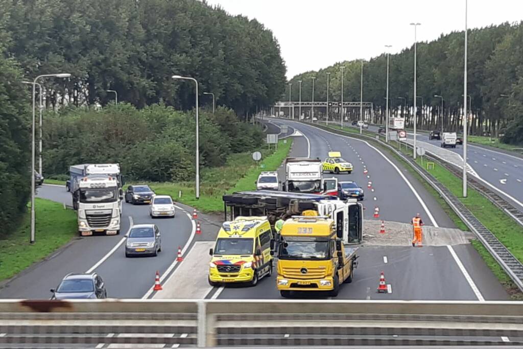 Vrachtwagen gekanteld op de snelweg