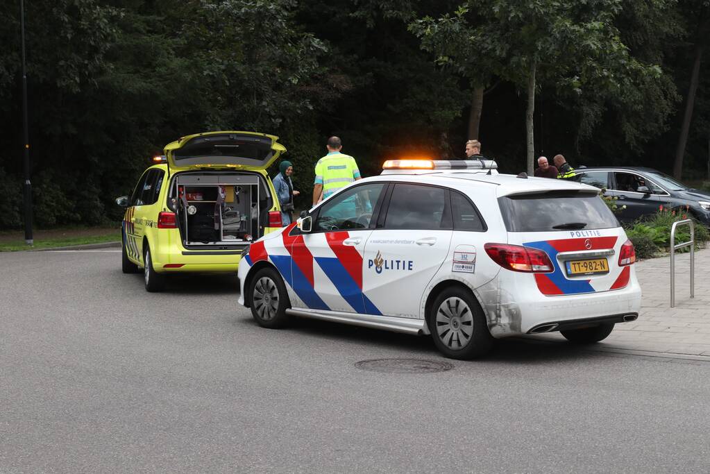 Vrouw op leeftijd valt uit scootmobiel