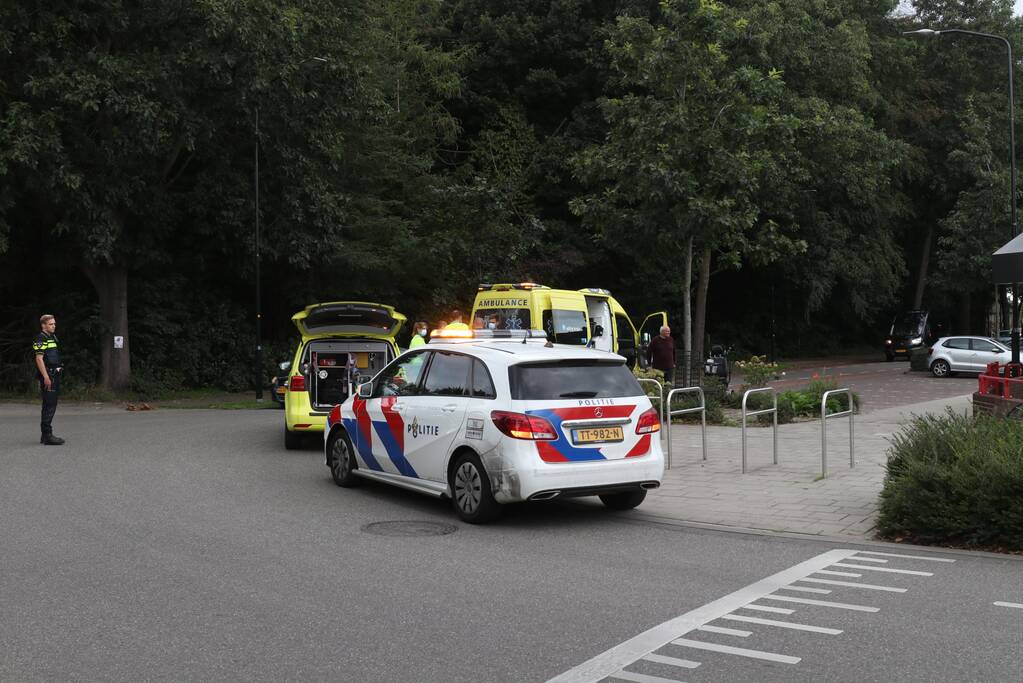 Vrouw op leeftijd valt uit scootmobiel