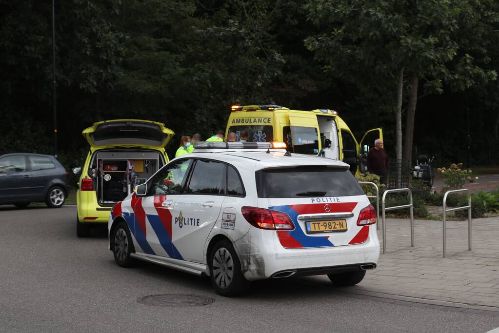 Vrouw op leeftijd valt uit scootmobiel