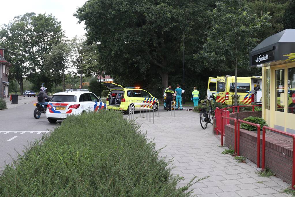 Vrouw op leeftijd valt uit scootmobiel