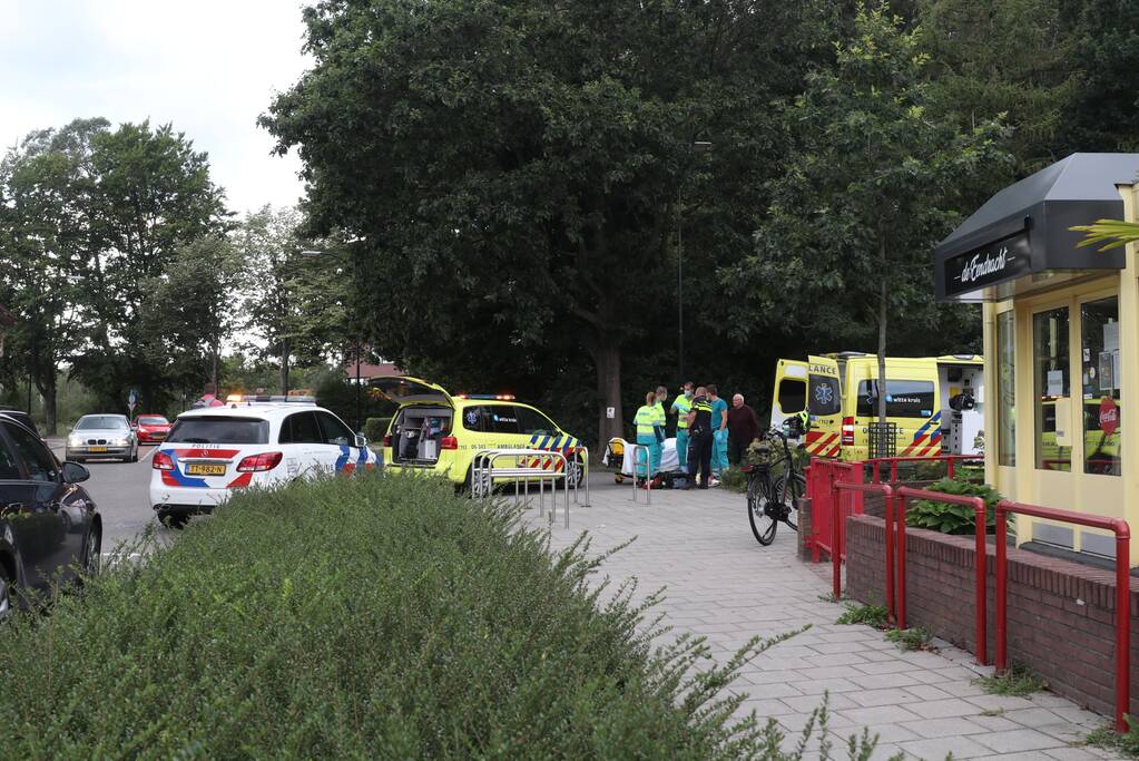 Vrouw op leeftijd valt uit scootmobiel