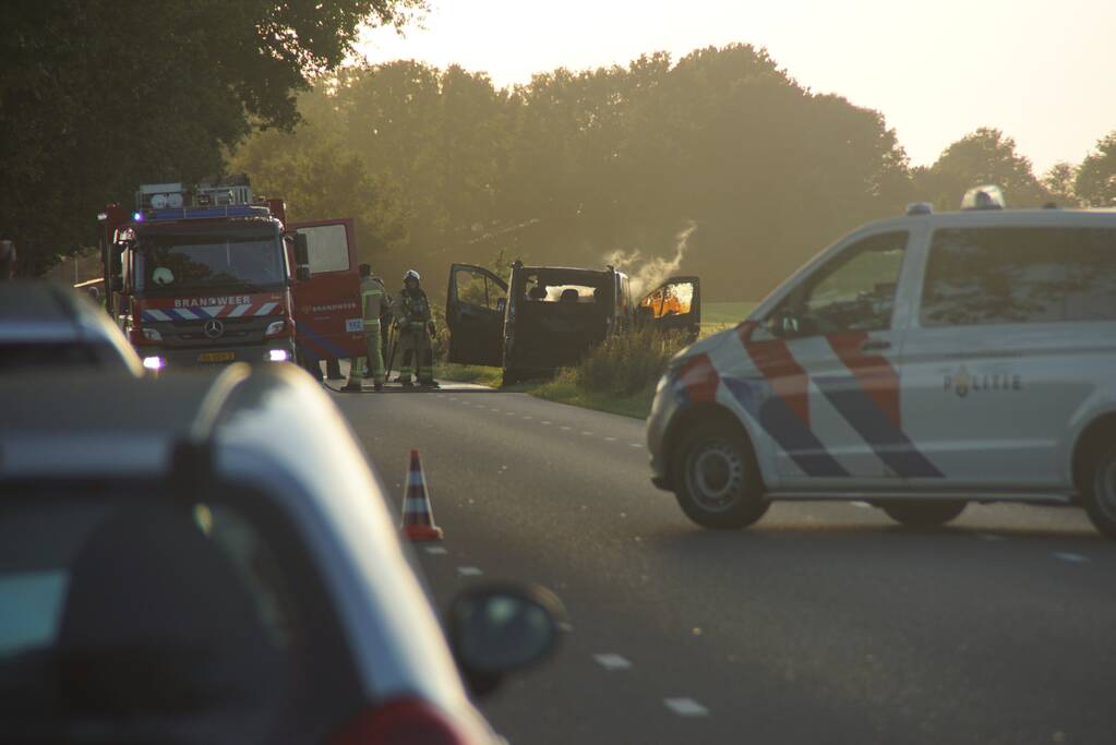 Bestelbus gaat in vlammen op