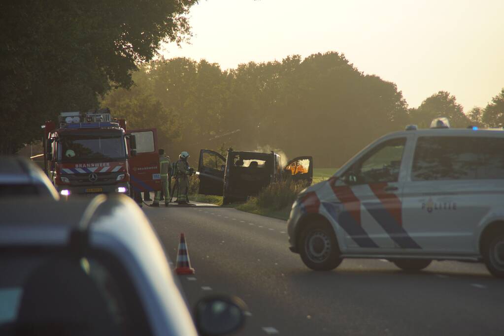Bestelbus gaat in vlammen op