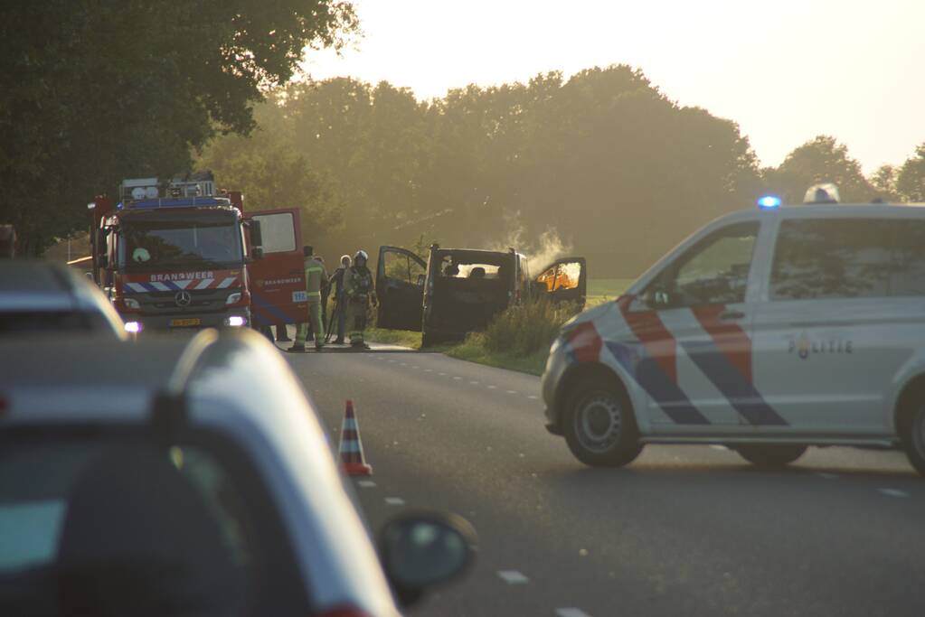 Bestelbus gaat in vlammen op